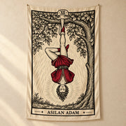 Asılan Adam — dikey duvar örtüsü lifestyle görseli; kullanım örneği